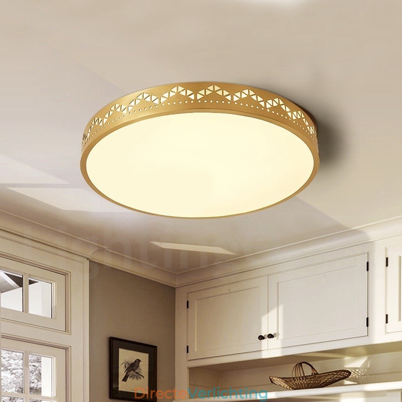 Ronde, moderne, eigentijdse, Scandinavische stijl plafondlamp van puur messing met acryl kap