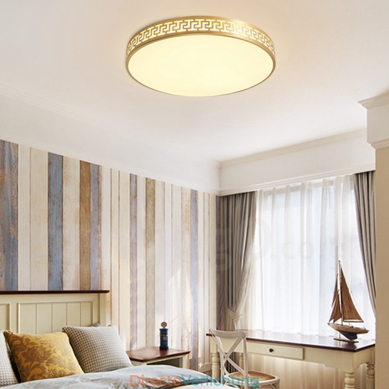 Ronde, moderne, eigentijdse, Scandinavische stijl plafondlamp van puur messing met acryl kap