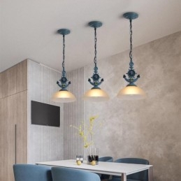 Een lichtblauwe rustieke artistieke retro antieke hanglamp met glazen kap