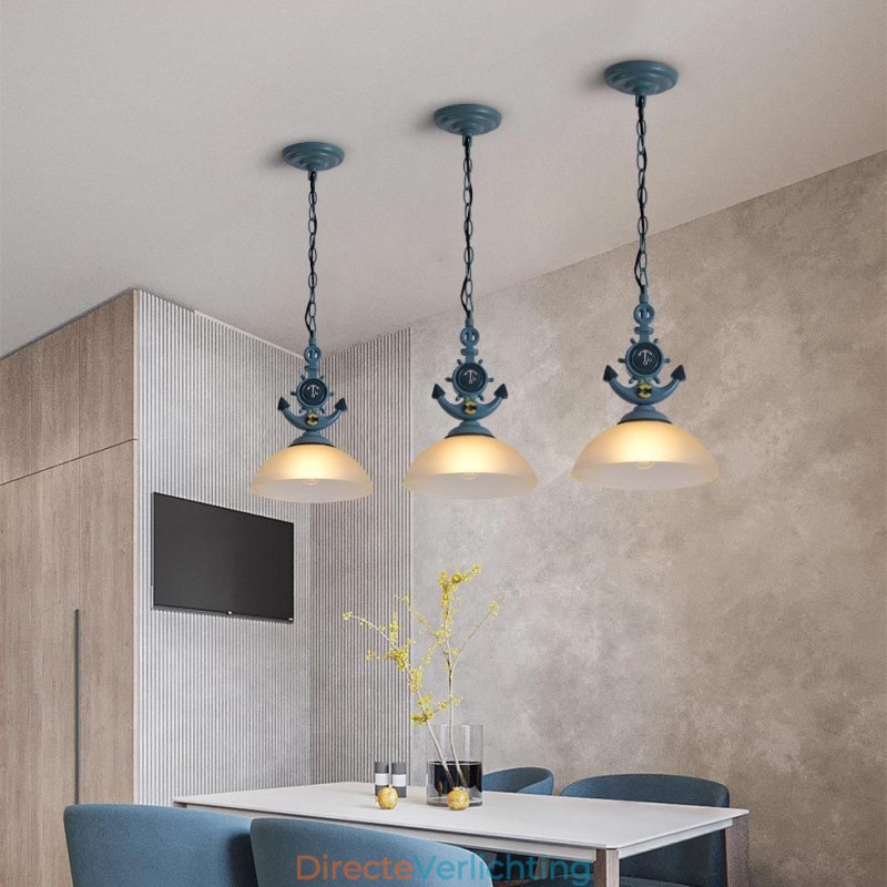 Een lichtblauwe rustieke artistieke retro antieke hanglamp met glazen kap