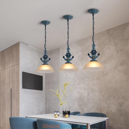 Een lichtblauwe rustieke artistieke retro antieke hanglamp met glazen kap Een lichtblauwe rustieke artistieke retro antieke hanglamp met glazen kap