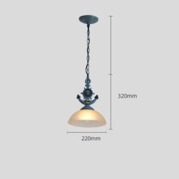 Een lichtblauwe rustieke artistieke retro antieke hanglamp met glazen kap