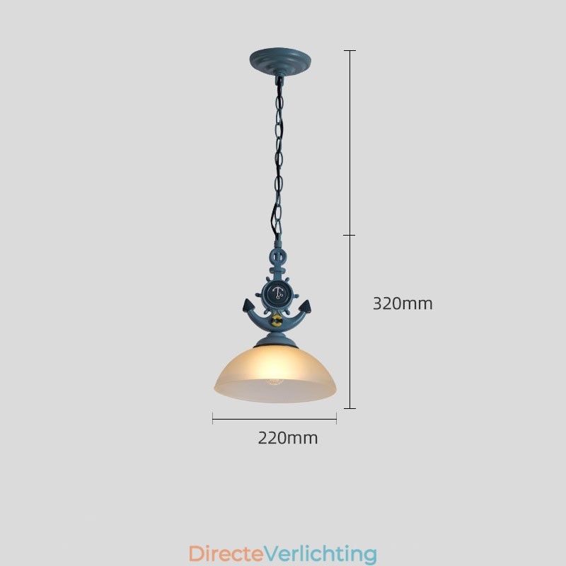 Een lichtblauwe rustieke artistieke retro antieke hanglamp met glazen kap