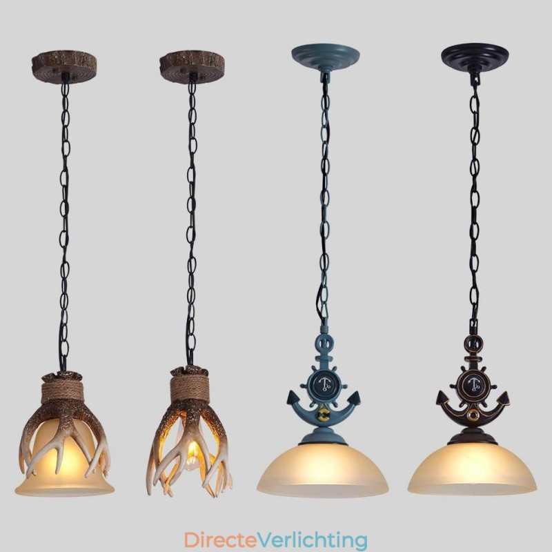 Een lichtblauwe rustieke artistieke retro antieke hanglamp met glazen kap