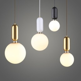 Moderne, eigentijdse hanglamp met glazen kap