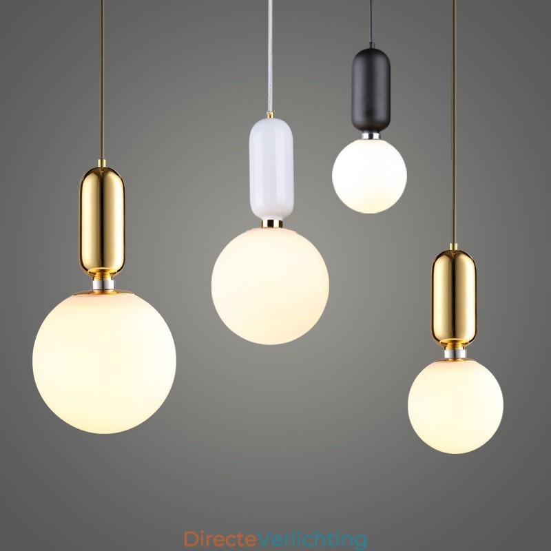 Moderne, eigentijdse hanglamp met glazen kap