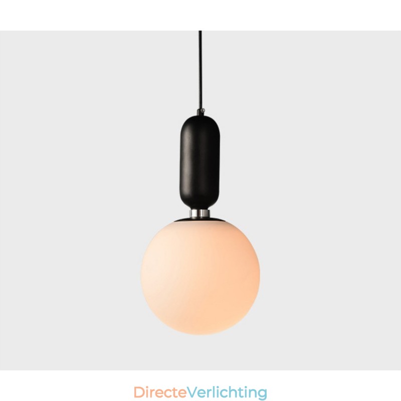Moderne, eigentijdse hanglamp met glazen kap