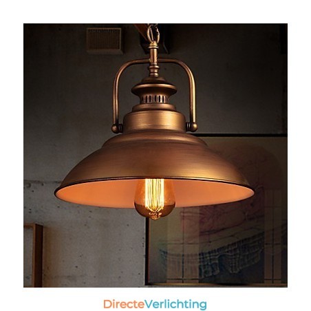 Retro hanglamp met metalen paraplukap in oude fabrieksstijl