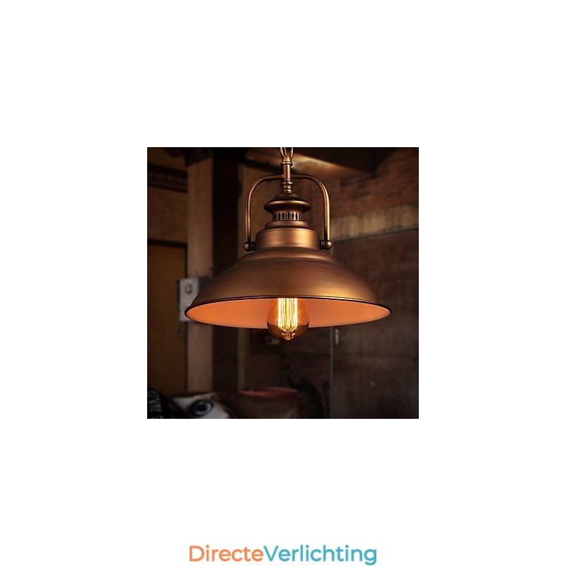 Retro hanglamp met metalen paraplukap in oude fabrieksstijl
