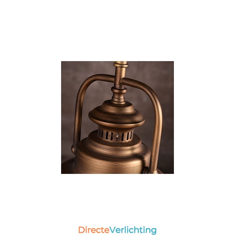 Retro hanglamp met metalen paraplukap in oude fabrieksstijl