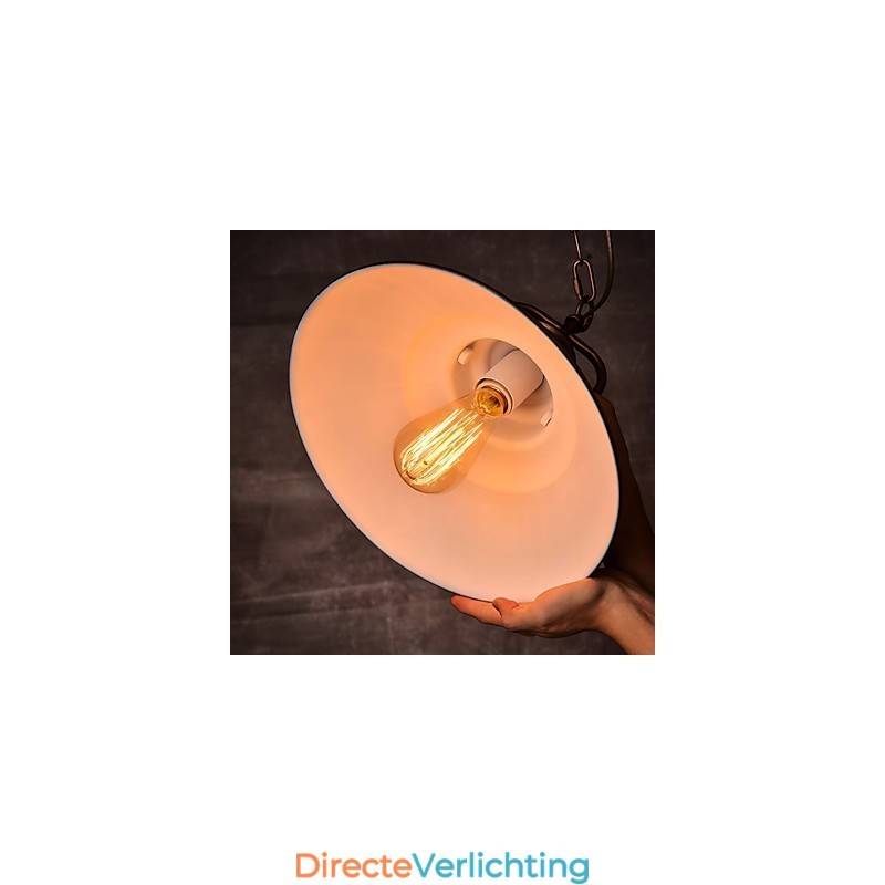 Retro hanglamp met metalen paraplukap in oude fabrieksstijl