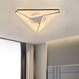 Minimalistische plafondlamp in driehoekvorm