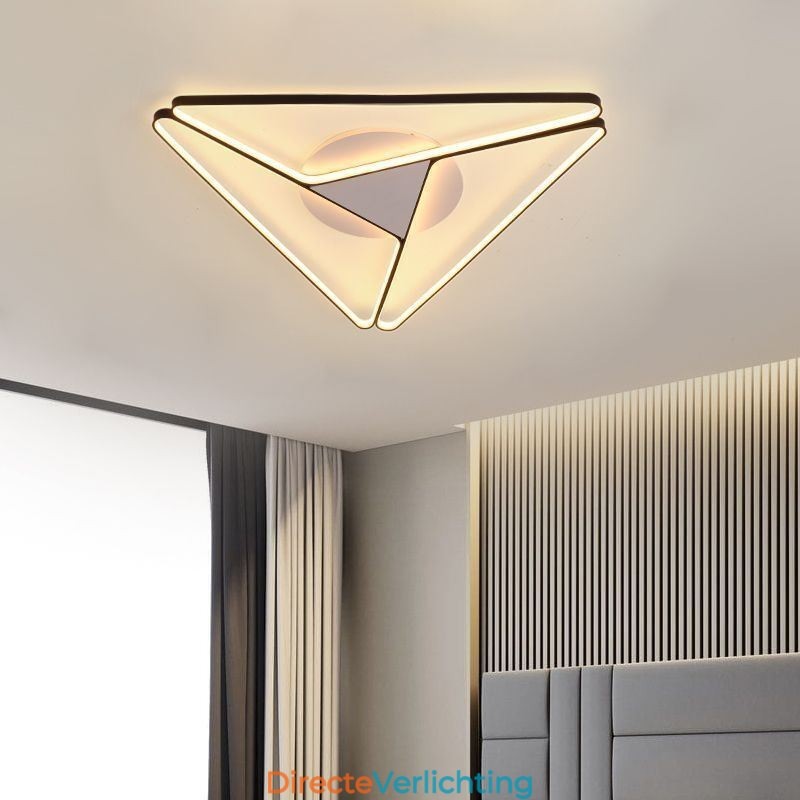 Minimalistische plafondlamp in driehoekvorm