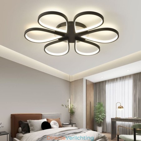 Minimalistische plafondlamp in de vorm van een klaverblad Minimalistische plafondlamp in de vorm van een klaverblad