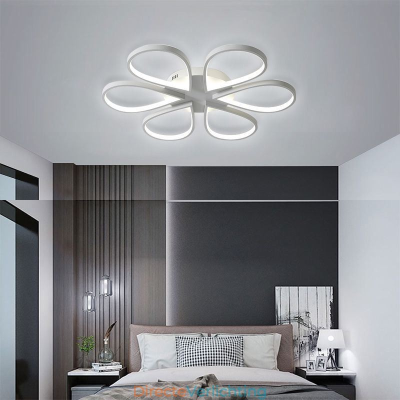 Minimalistische plafondlamp in de vorm van een klaverblad