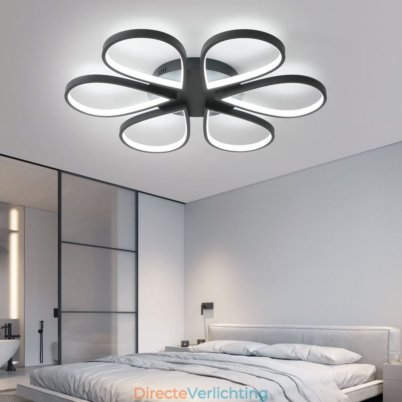 Minimalistische plafondlamp in de vorm van een klaverblad