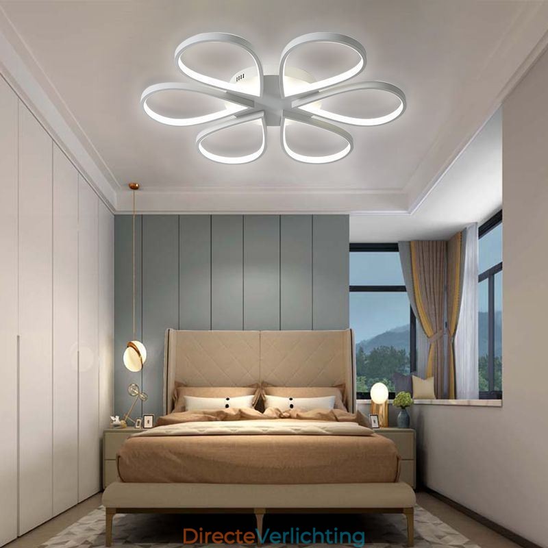 Minimalistische plafondlamp in de vorm van een klaverblad