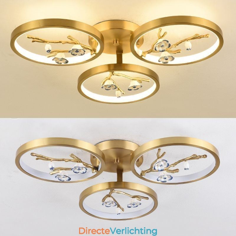 Plafondlamp in de vorm van een pruimenbloesem in de vorm van een koperen kunsttak