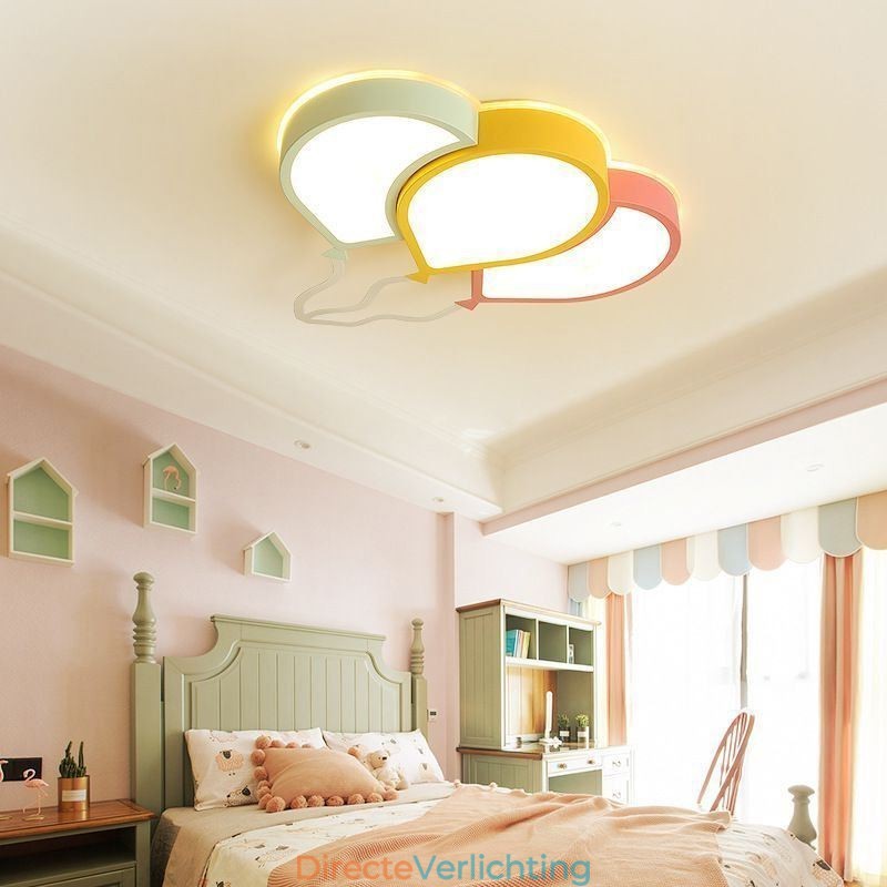 Moderne plafondlamp met plafondlamp in de vorm van een ballon