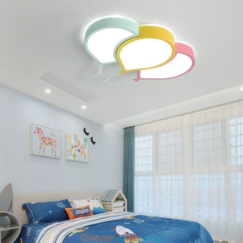 Moderne plafondlamp met plafondlamp in de vorm van een ballon