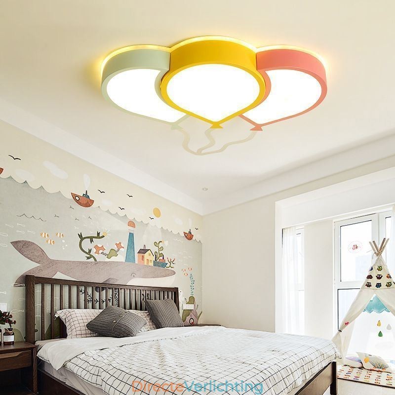 Moderne plafondlamp met plafondlamp in de vorm van een ballon