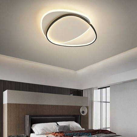 Plafondlamp met dubbele driehoekige inbouw Plafondlamp met dubbele driehoekige inbouw