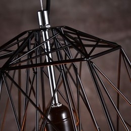 Hanglamp in zwarte vlecht lampenkap