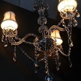 Moderne schitterende kroonluchter met 3 lampen en kristallen arm