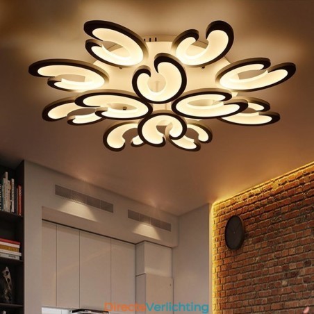 Bloemvormige plafondlamp met plafondbevestiging Bloemvormige plafondlamp met plafondbevestiging