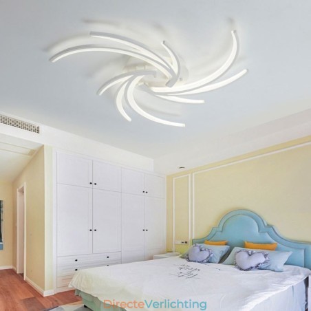 Onregelmatige lineaire plafondlamp met moderne verlichting Onregelmatige lineaire plafondlamp met moderne verlichting