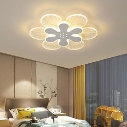 Moderne plafondlamp met mooie bloemen als decoratie