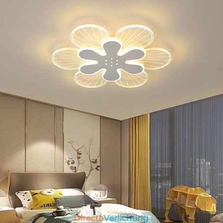 Moderne plafondlamp met mooie bloemen als decoratie Moderne plafondlamp met mooie bloemen als decoratie