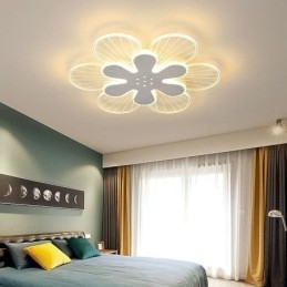 Moderne plafondlamp met mooie bloemen als decoratie
