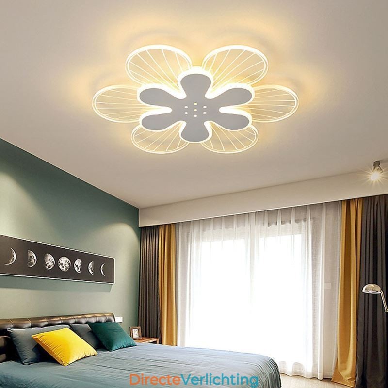 Moderne plafondlamp met mooie bloemen als decoratie