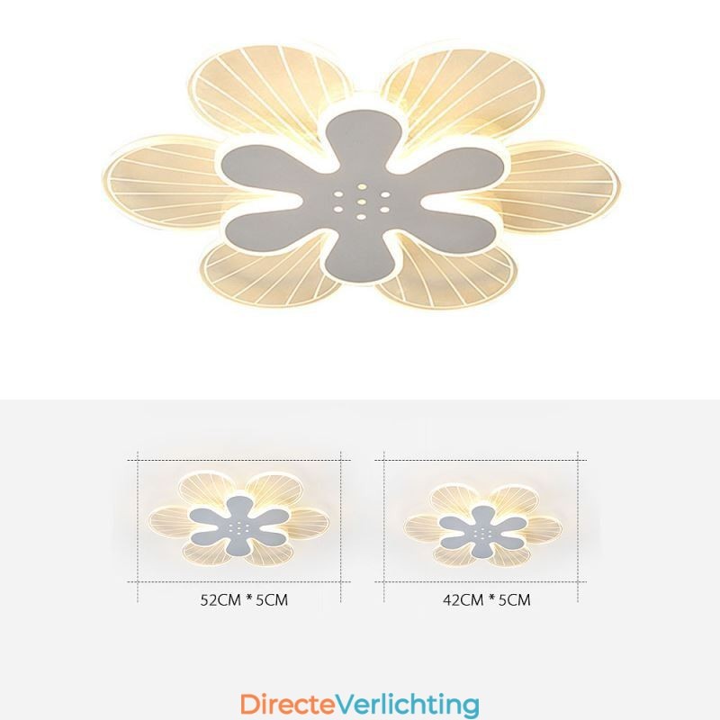 Moderne plafondlamp met mooie bloemen als decoratie