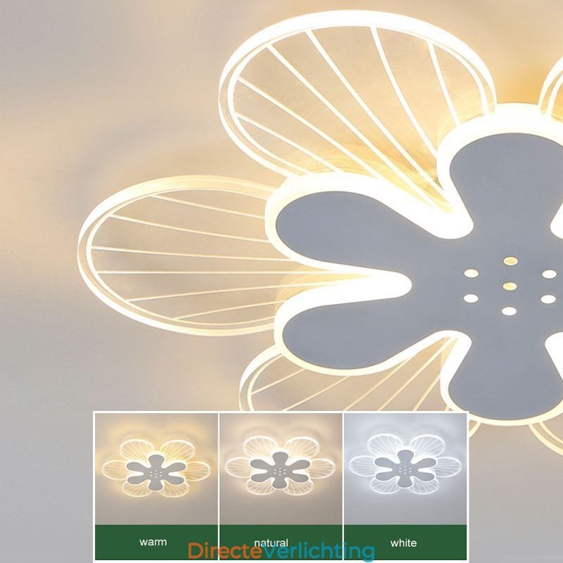 Moderne plafondlamp met mooie bloemen als decoratie