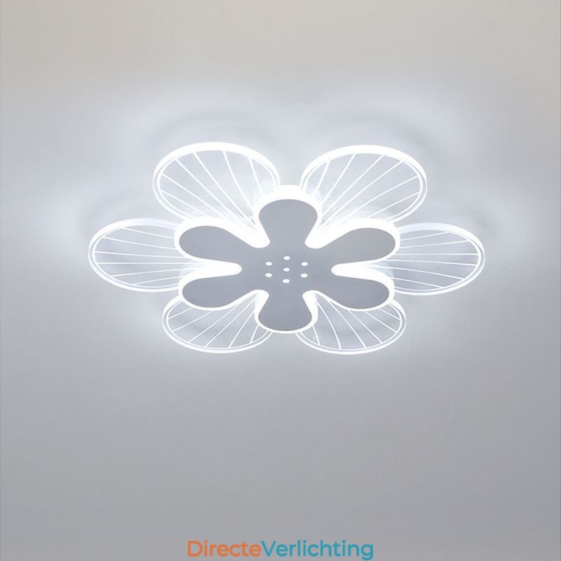 Moderne plafondlamp met mooie bloemen als decoratie