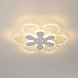 Moderne plafondlamp met mooie bloemen als decoratie