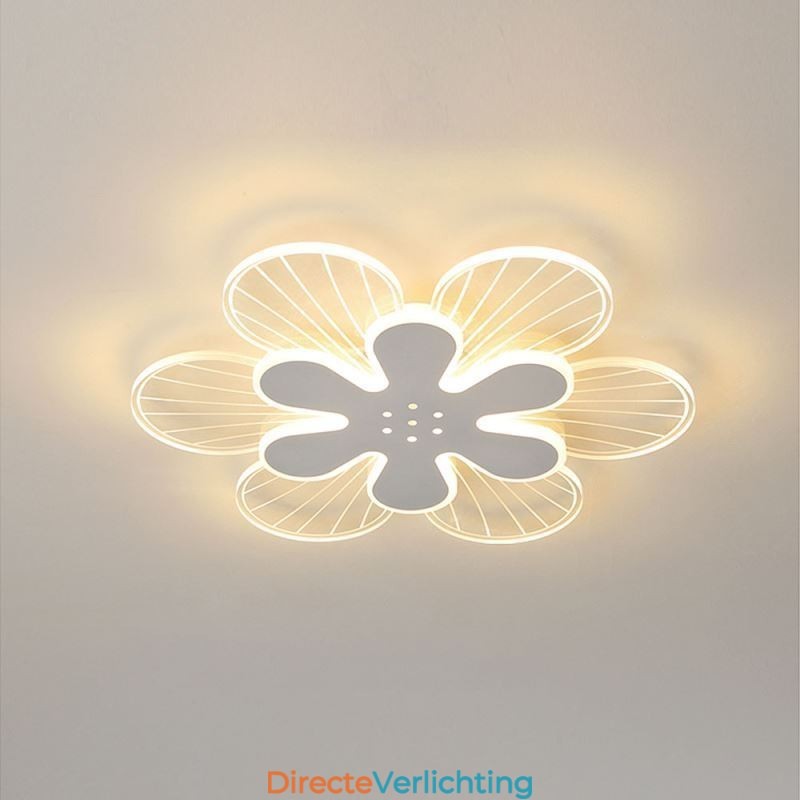 Moderne plafondlamp met mooie bloemen als decoratie