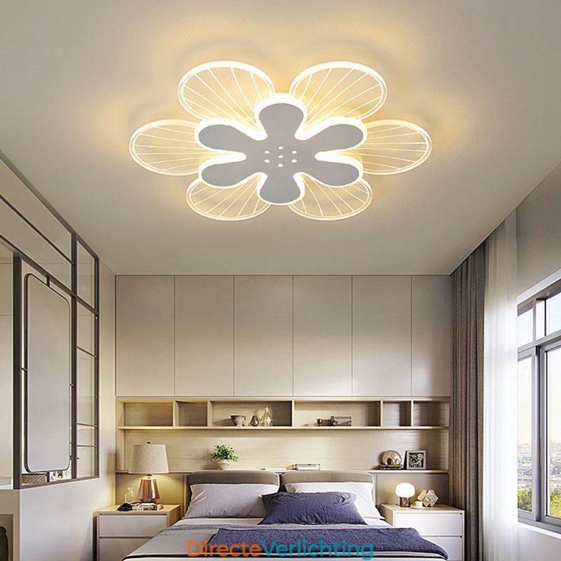 Moderne plafondlamp met mooie bloemen als decoratie