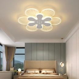 Moderne plafondlamp met mooie bloemen als decoratie