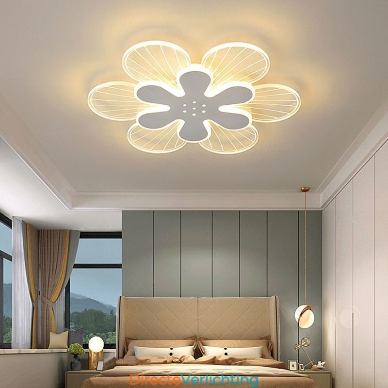 Moderne plafondlamp met mooie bloemen als decoratie