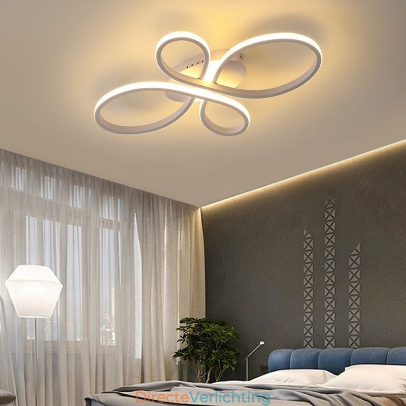 Moderne plafondlamp met bloemenmotief, decoratieve verlichting