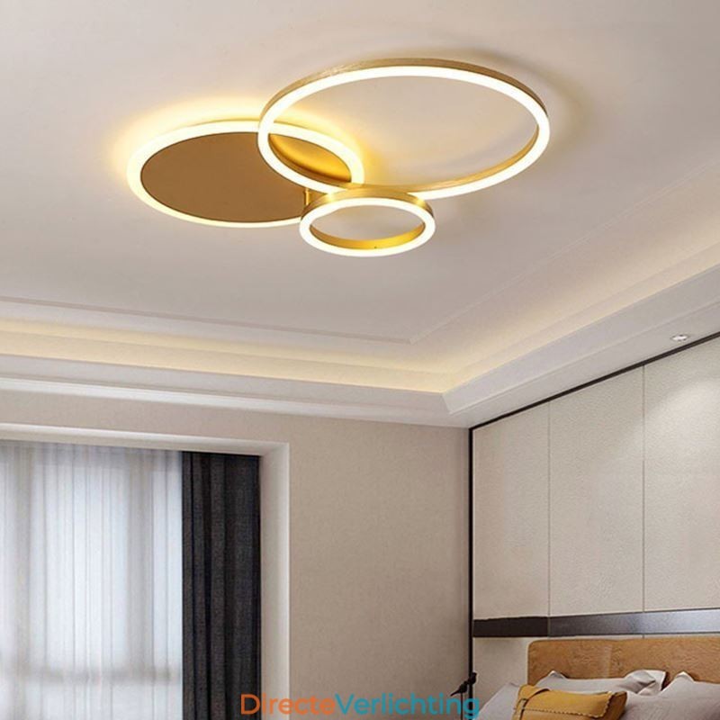 Moderne ronde plafondlamp van goudkleurig materiaal