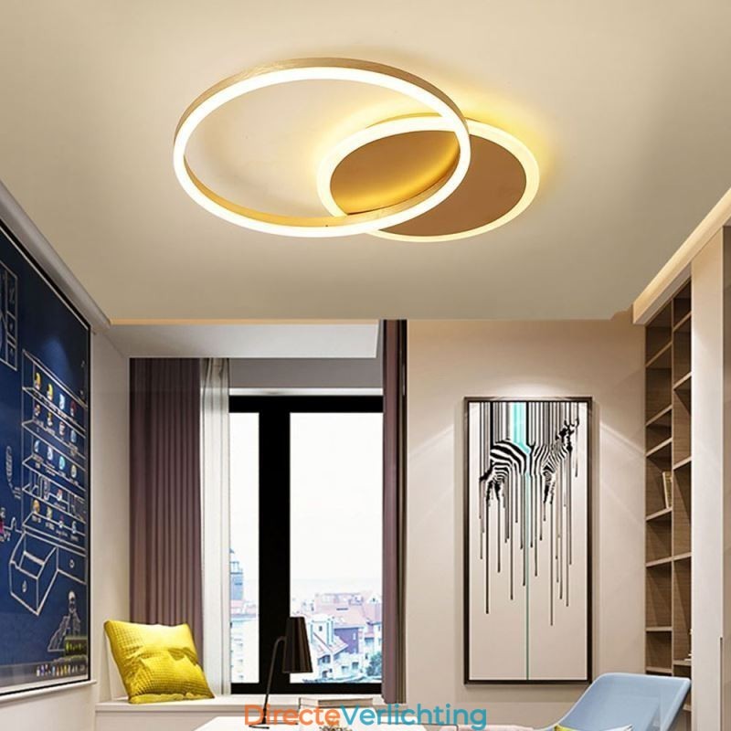 Moderne ronde plafondlamp van goudkleurig materiaal