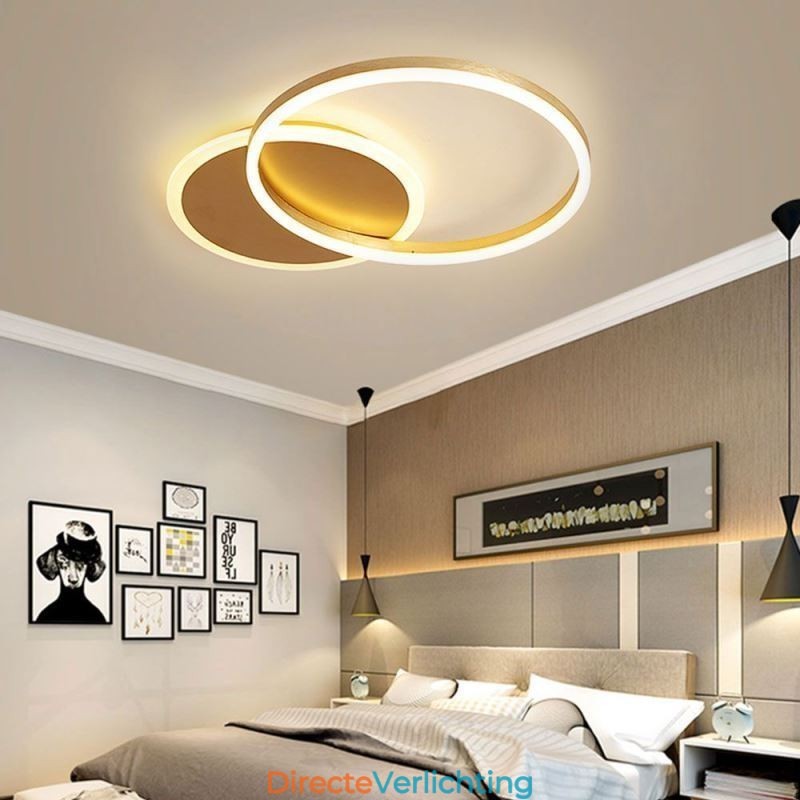 Moderne ronde plafondlamp van goudkleurig materiaal