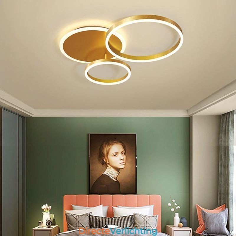 Moderne ronde plafondlamp van goudkleurig materiaal