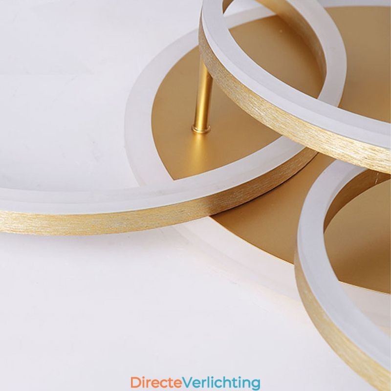 Moderne ronde plafondlamp van goudkleurig materiaal