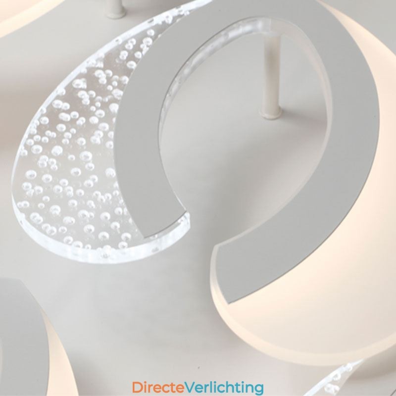 Moderne eenvoudige plafondlamp in de vorm van een hart van acryl