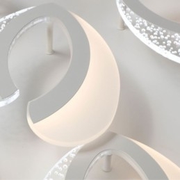 Moderne eenvoudige plafondlamp in de vorm van een hart van acryl